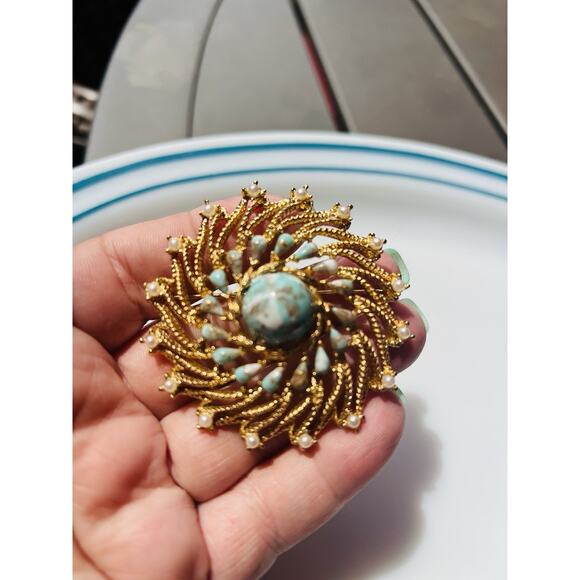 Vintage 1972 SARAH COVENTRY signed gold tone “Azure Skies” round Brooch - Picture 5 of 6